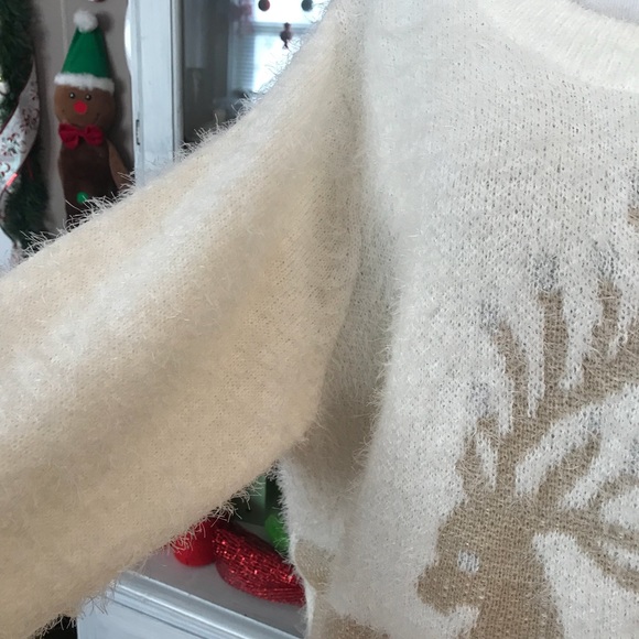 Gorgeous sweater with a lovely deer on the front - Picture 3 of 6